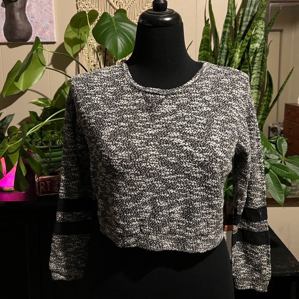 Derek Heart Long sleeve cropped sweater. Size Medium